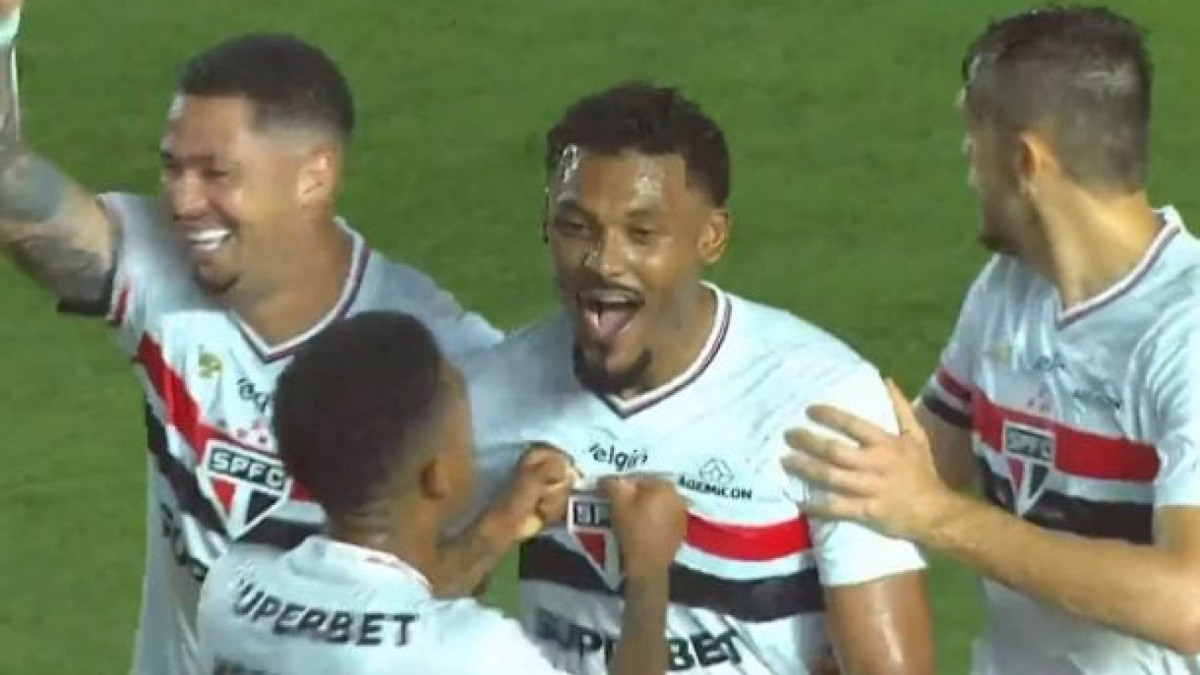 Tricolor faz o dever de casa ao triunfar por 3 a 0 e aumenta o desespero do Colorado, que precisa vencer e torcer por tropeços de adversários