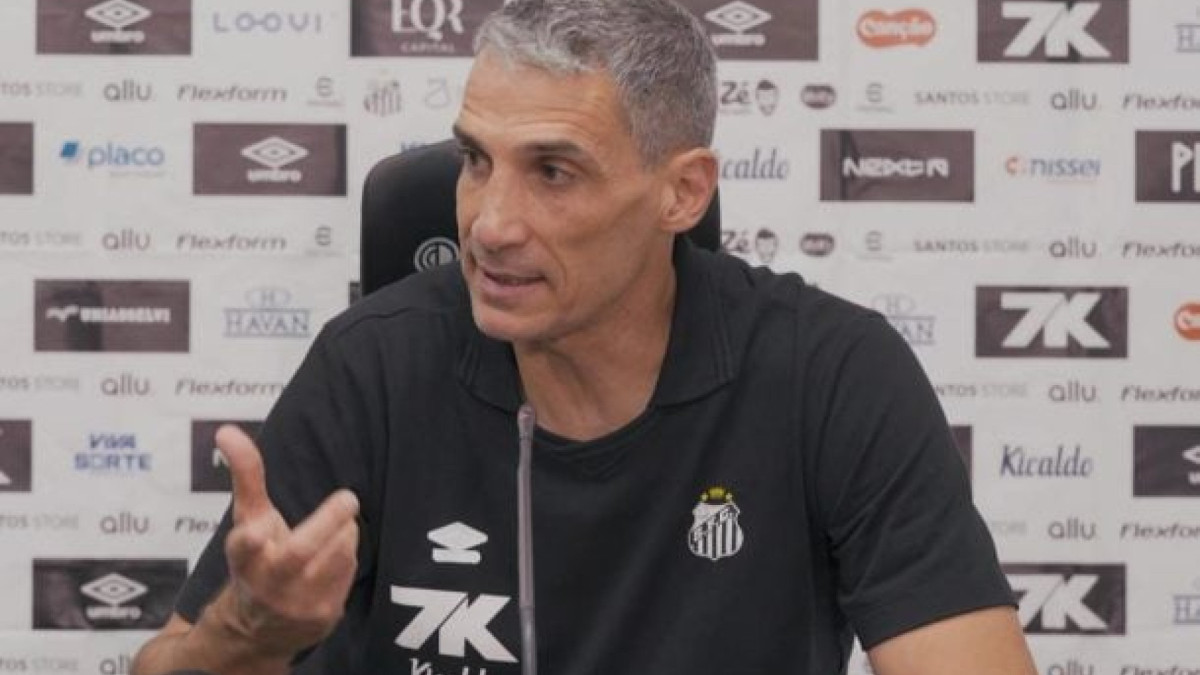 Técnico do Santos exalta liderança e capacidade de decisão do camisa 10 após hat-trick; argentino admite emoção e orações pela permanência