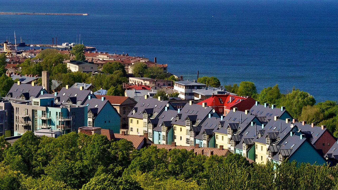 O bairro de Kalamaja é conhecido por sua atmosfera boêmia e suas casas de madeira coloridas, além de cafés e galerias alternativas.