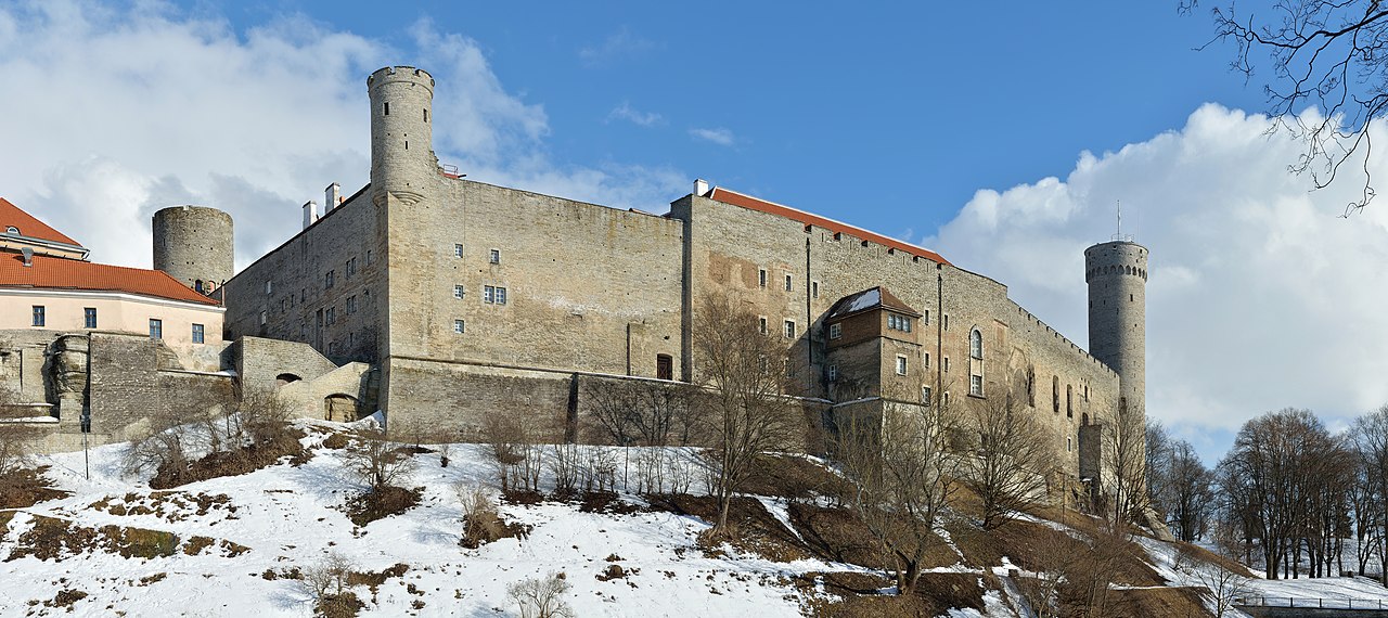 O Castelo de Toompea, em Tallinn, é uma fortaleza histórica situada sobre uma colina, sede do Parlamento da Estônia. Suas origens remontam ao século IX, e hoje mistura arquitetura medieval com elementos barrocos.