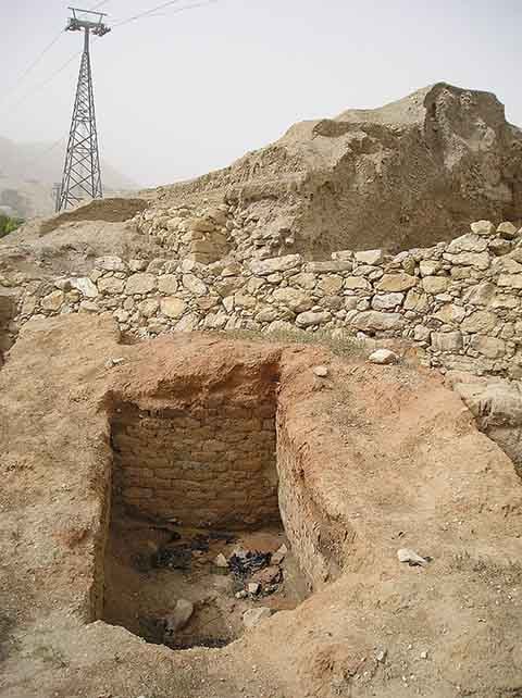 O sítio arqueológico conhecido como Tell es-Sultan, a poucos quilômetros do centro atual de Jericó, é o principal ponto de interesse histórico. Nesse local, pesquisadores encontraram restos de casas de barro, ferramentas de pedra e, sobretudo, as ruínas de uma imponente muralha que cercava a antiga cidade. 
