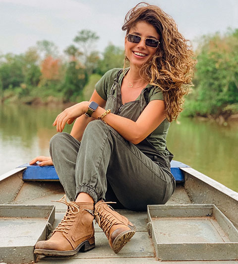 Atuante nas redes sociais, a cantora tem mais de 6 milhões de seguidores no Instagram. E, assim como recebe muitos elogios, também é detonada por críticos com alguma frequência. 