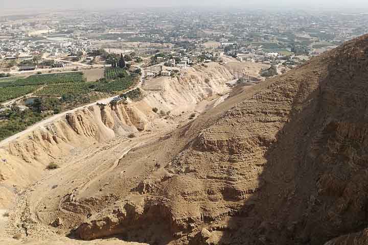 Essa muralha, construída por volta de 8.000 a.C., é a mais antiga estrutura defensiva já descoberta, o que indica que Jericó já possuía organização social e conhecimentos de engenharia avançados para sua época.
