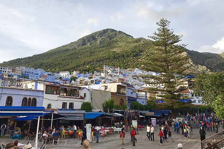Sentar-se ali para observar o fluxo de moradores e viajantes, enquanto se saboreia um chá de hortelã ou um prato típico como o tajine, é parte essencial da experiência local.
