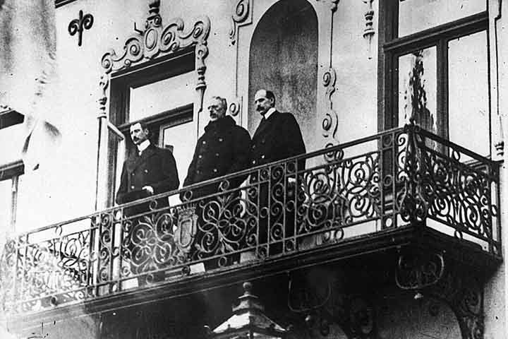 Fundada no final do século 13 no condado de Scania, Malmö foi originalmente parte do reino da Dinamarca até ser cedida à Suécia em 1658, com o Tratado de Roskilde.
