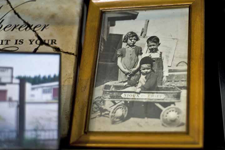 A fama de Monowi e de Elsie ultrapassa as fronteiras de Nebraska. A história da “cidade de uma pessoa” atrai jornalistas, documentaristas e turistas de diferentes partes do mundo. 
