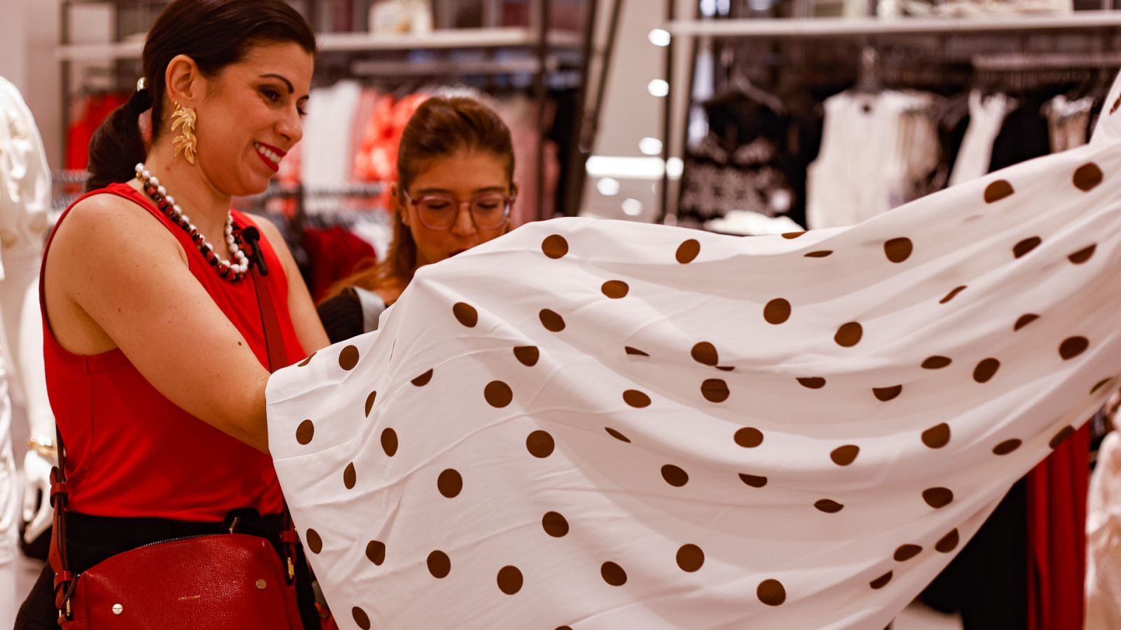 FORTALEZA, CEARÁ, BRASIL- 03.12.2025:.Rafaella Nunes - consultora de estilo. Coluna Moda - Shopping RioMar Fortaleza. (Daniel Galber/Especial para O POVO) (Foto: DANIEL GALBER/ESPECIAL PARA O POVO)