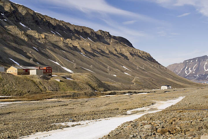 Se a morte é proibida por lá, os nascimentos não são diferentes. Afinal, gestantes são incentivadas a deixarem a cidade e se mudarem para o continente um mês antes da data prevista para o parto.