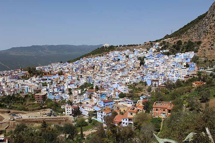 Para os mais aventureiros, a subida ao monte Jebel el-Kalaa garante uma panorama arrebatador da cidade azul em contraste com as montanhas.
