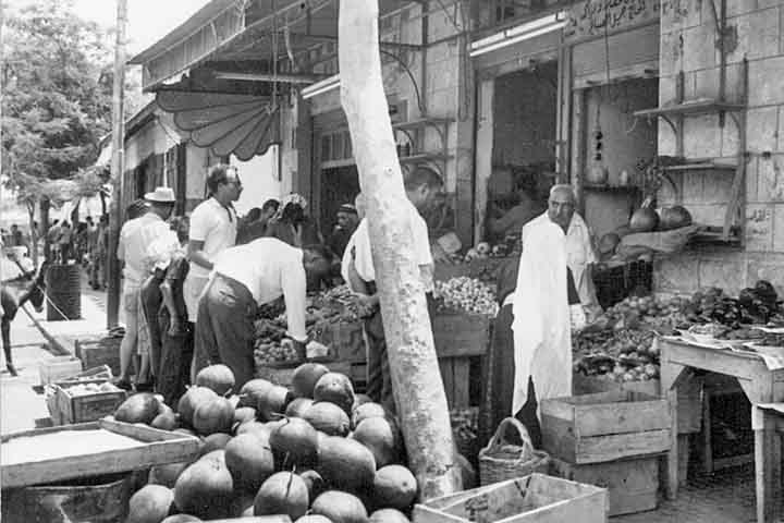 Jericó também se destaca por sua produção agrícola. Graças ao solo fértil e à abundância de água subterrânea, a cidade é uma das principais fornecedoras de tâmaras, bananas e cítricos da região. As tâmaras de Jericó, em especial, são consideradas de excelente qualidade e são exportadas para diversos países. 
