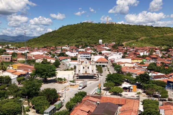 Com cerca de 16 mil habitantes, a cidade tem forte tradição religiosa e uma história que remonta ao ciclo do gado.