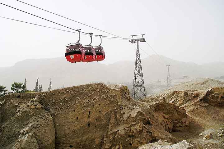 Outro cartão-postal é o teleférico que leva ao mosteiro grego-ortodoxo cravado nas rochas do monte.