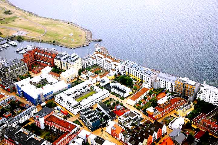 Ela se tornou uma das primeiras cidades industriais da Península da Escandinávia, sendo berço de grandes empresas como a Kockums, Skanska e Scania AB.
