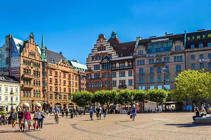 Parte das atrações imperdíveis de Malmö está no centro histórico, como a Stortorget, principal praça da cidade, que é rodeada por prédios do século 16 e ponto de encontro central.
