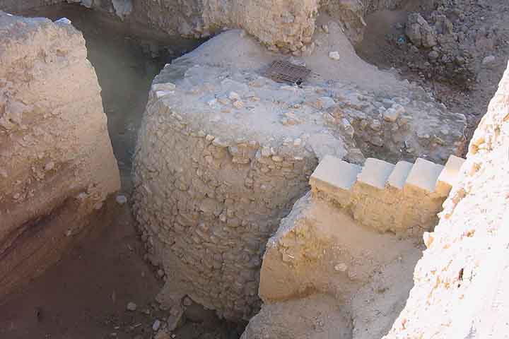 Outro achado notável é a Torre de Jericó, uma estrutura circular de pedra com mais de 8 metros de altura e uma escada interna. Datada do mesmo período da muralha, ela teria servido como ponto de observação, defesa ou até mesmo como construção ritual. A precisão arquitetônica e a complexidade de sua execução surpreendem os estudiosos, pois evidenciam um estágio de desenvolvimento muito à frente de outras comunidades contemporâneas.

