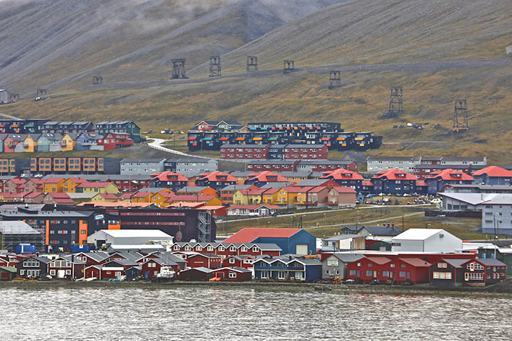 Outra curiosidade é que a cidade fica tão ao norte do planeta que durante o inverno, o sol não existe por lá. Durante cerca de três ou quatro meses seguidos no ano, os dias e as noites são de completa escuridão.