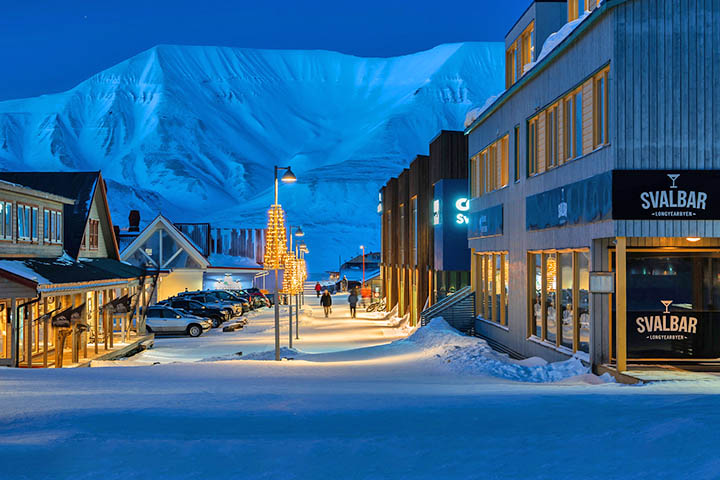 A cremação, por sua vez, ocorre com aqueles que morrem antes de conseguirem serem levados para o continente. Uma opção viável para evitar a propagação dos vírus e bactérias. 