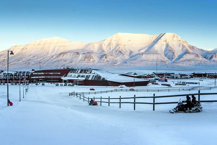 Esse solo congelado, algo característico pelo clima de Longyearbyen, impede que se façam buracos profundos para os métodos tradicionais de sepultamento.  