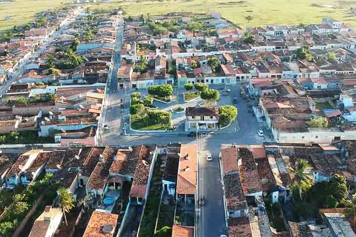 O município possui uma área total de cerca de 501,794 km². Seu clima é classificado como Tropical, com uma altitude média de 223 metros. 