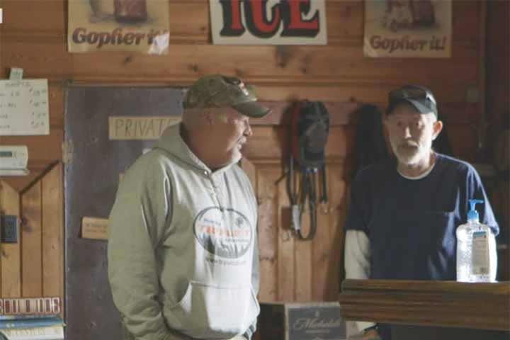 Apesar da aparente solidão, há um senso de comunidade: pessoas de áreas próximas, como fazendeiros, bombeiros e trabalhadores, se reúnem no bar para conversar, jogar cartas ou simplesmente fazer companhia. 
