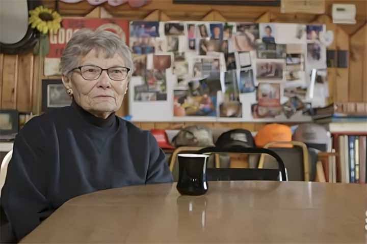 A dedicação de Elsie é vista por muitos como uma expressão de amor pela terra natal e pela memória de seu marido.
