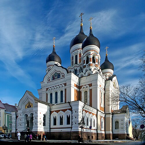 A Catedral de Alexandre Nevsky, com cúpulas em forma de cebola, é símbolo da influência russa e uma das construções mais fotografadas da cidade.