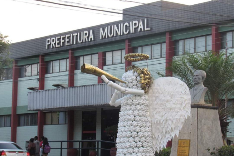 A estatueta do anjo foi colocada em frente ao prédio da prefeitura de João Neiva