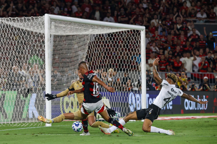 Samuel Lino marcou o gol do Flamengo sobre o Ceará