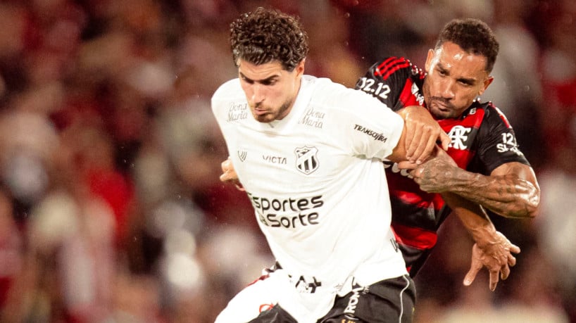 Pedro Raul, atacante do Ceará, em lance com Danilo, zagueiro do Flamengo 