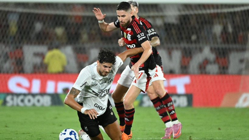 RIO DE JANEIRO (RJ), 03/12/2025 - ESPORTE / BRASILEIRAO / FLAMENGO x CEARA - Pedro Raul e Jorginho em lance da partida entre Flamengo x Ceara, pela trigesima setima rodada do Campeonato Basileiro 2025, realizada no estadio jornalista Mario Filho, o Maracana, nesta quarta-feira (03). 