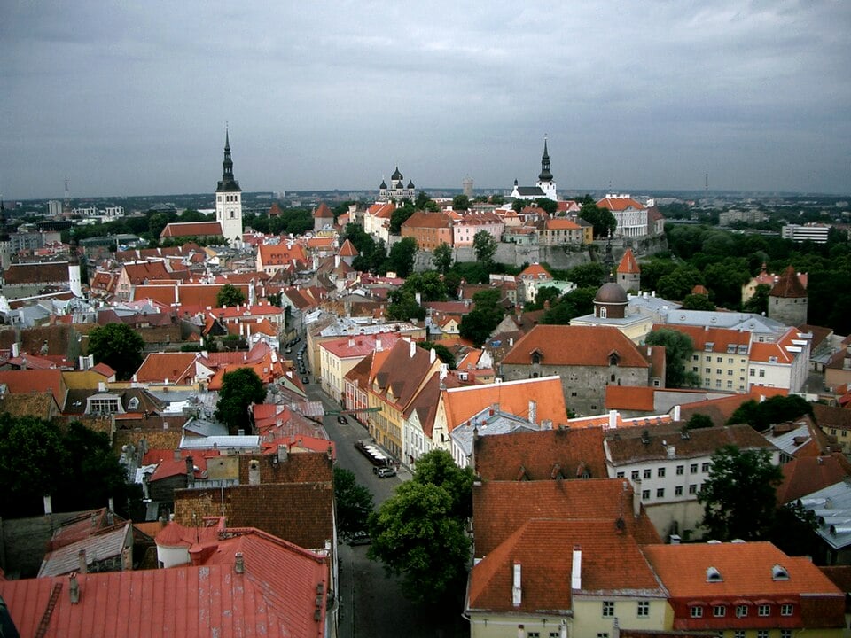 Tallinn é a capital da Estônia e combina modernidade com um centro histórico medieval bem preservado. Suas muralhas, torres e ruas de paralelepípedos atraem turistas o ano inteiro.
