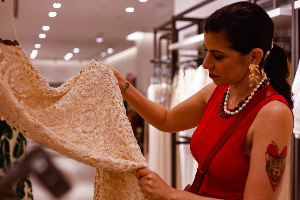 Al&eacute;m do pre&ccedil;o, observe outras caracter&iacute;sticas de pe&ccedil;as similares, como qualidade dos tecidos e diferenciais de pe&ccedil;as(Foto: DANIEL GALBER/ESPECIAL PARA O POVO)