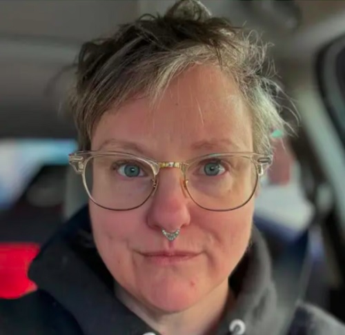 Angela Webb-Milinkovich, de 47 anos, afirma ser tataraneta da Rainha Vitória e de seu suposto amante, John Brown, um criado escocês.