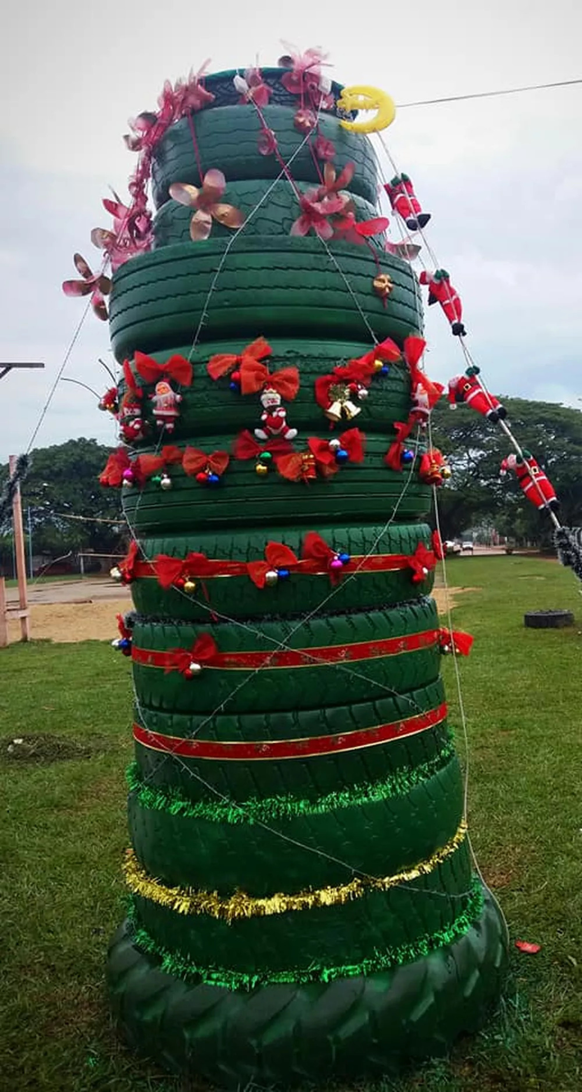 A árvore levou cerca de 60 dias para ser montada e foi construída por servidores da prefeitura e voluntários da cidade