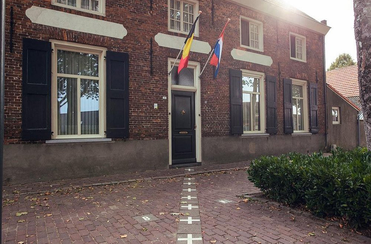 Há casas literalmente cortadas por uma fronteira internacional, que passa no meio das propriedades. Quando isso ocorre, a regra que se aplica oficialmente é a seguinte: o país da casa é definido pela localização da porta de entrada. Se a porta está na Bélgica, a casa é belga; se está na Holanda, é holandesa.


