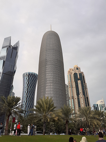 Burj Doha - O arranha-céu de 238 metros na West Bay tem 46 andares acima do solo e três abaixo (atrás, à esquerda, o Tornado). O arquiteto Jean Nouvel disse que o projetou como símbolo de virilidade. Tem elementos da arquitetura islâmica e proteção contra o calor. 
