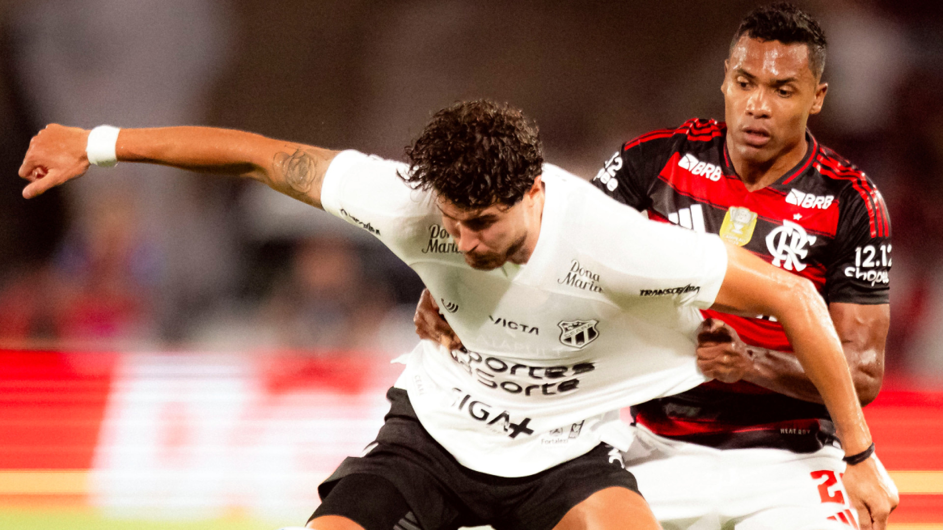Pedro Raul, atacante do Ceará, em lance com Alex Sandro, lateral do Flamengo (Foto: Adriann Fontes/Flamengo)