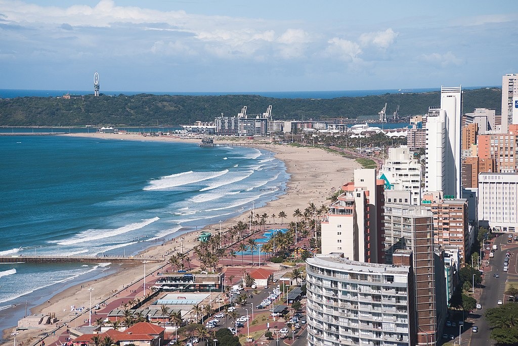 Durban, África do Sul: Com praias deslumbrantes e uma mistura cultural única, Durban é um porto frequente em itinerários de cruzeiros, oferecendo aos visitantes uma amostra da hospitalidade sul-africana e da culinária local. 