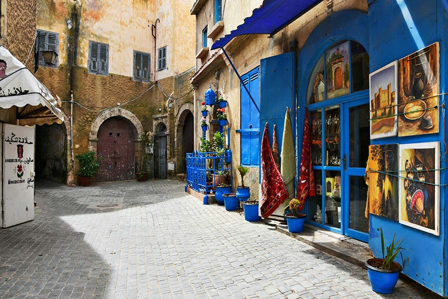 Casablanca, Marrocos: Como a maior cidade do Marrocos, Casablanca mistura modernidade e tradição, sendo uma parada intrigante para cruzeiros que exploram a costa noroeste da África.  