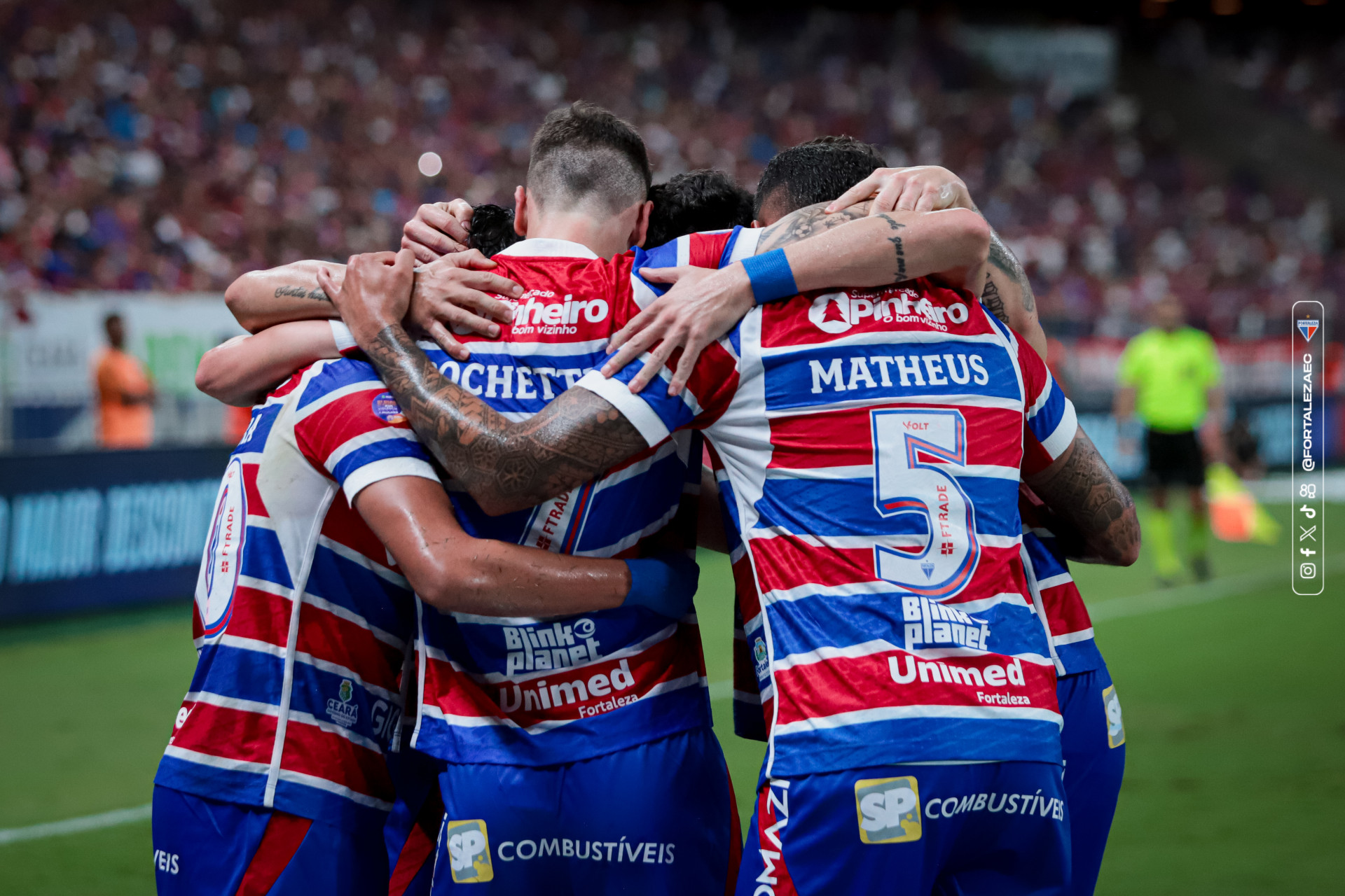 Jogadores do Fortaleza comemorando gol de Pochettino, que abriu o placar contra o Corinthians, pela 37ª rodada da Série A, na Arena Castelão