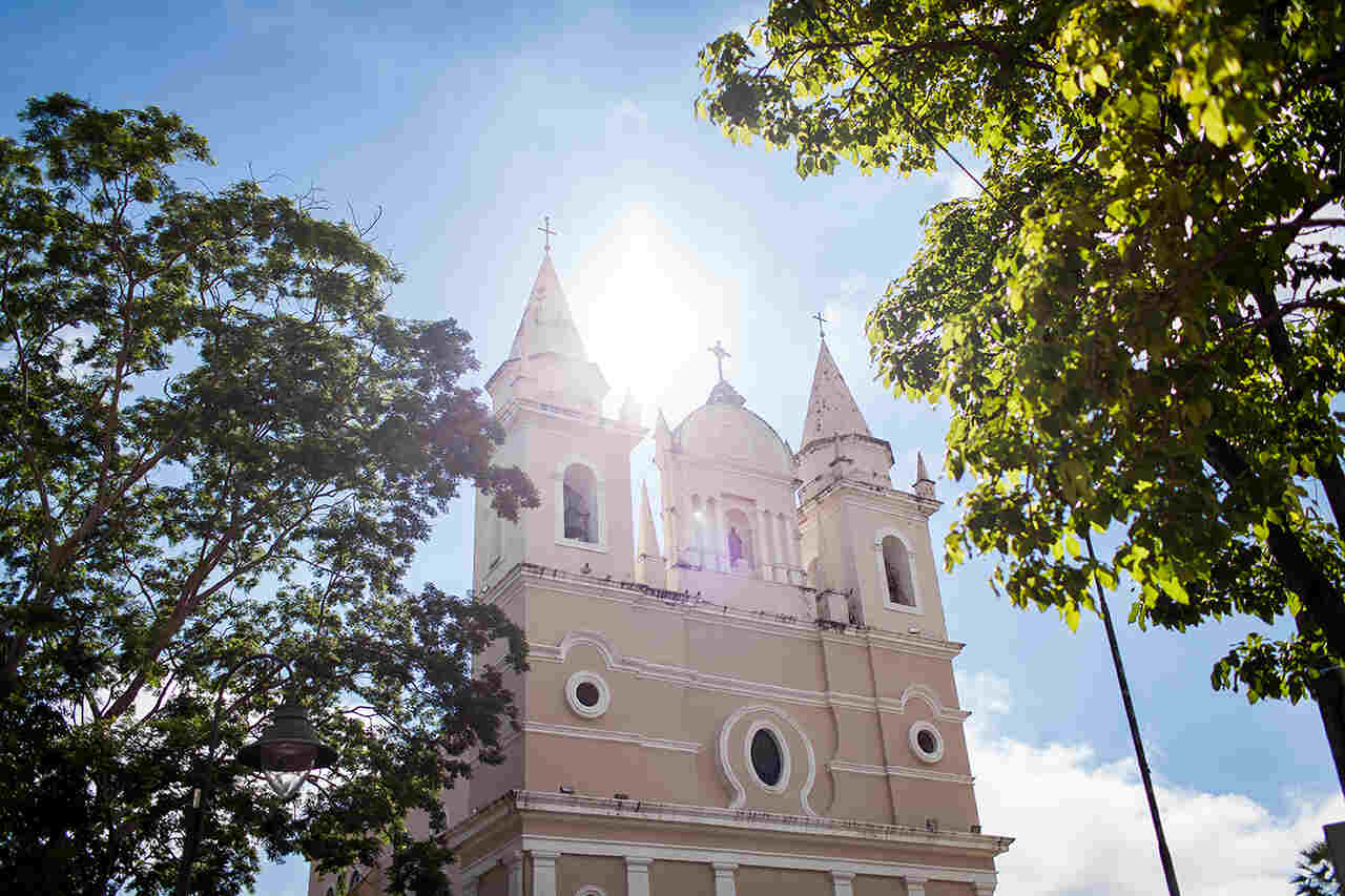 A Igreja São Benedito, construída sobre um antigo cemitério, é um marco religioso e histórico do centro de Teresina.