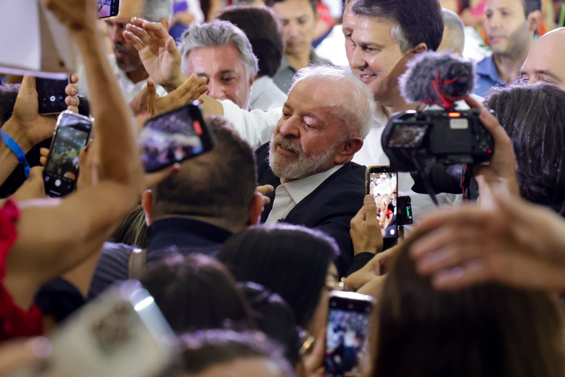 Presidente Lula entre o público ao final de evento no Centro de Eventos do Ceará (Foto: FCO FONTENELE)