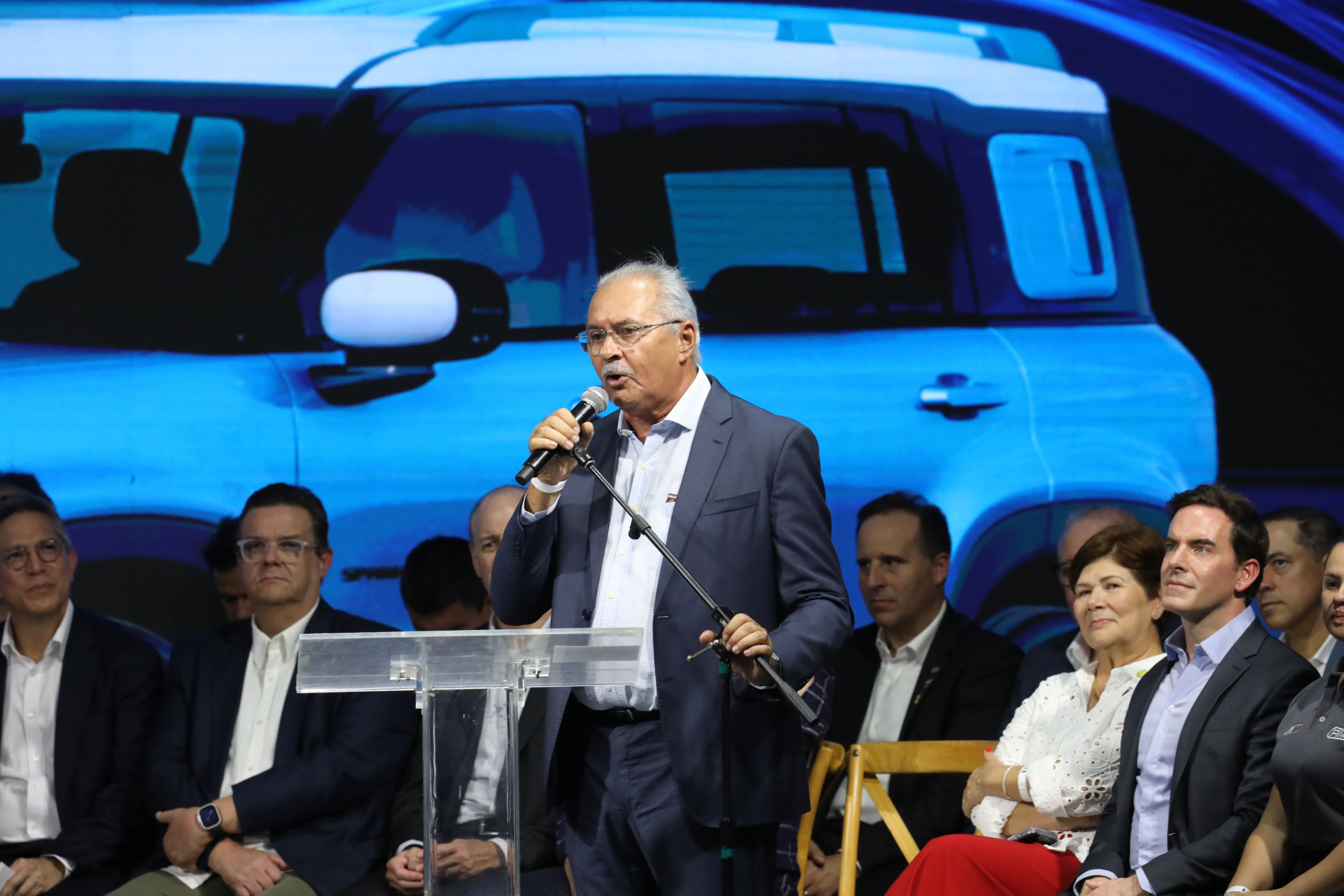 Prefeito de Horizonte, Nezinho Farias, na inauguração de polo automotivo