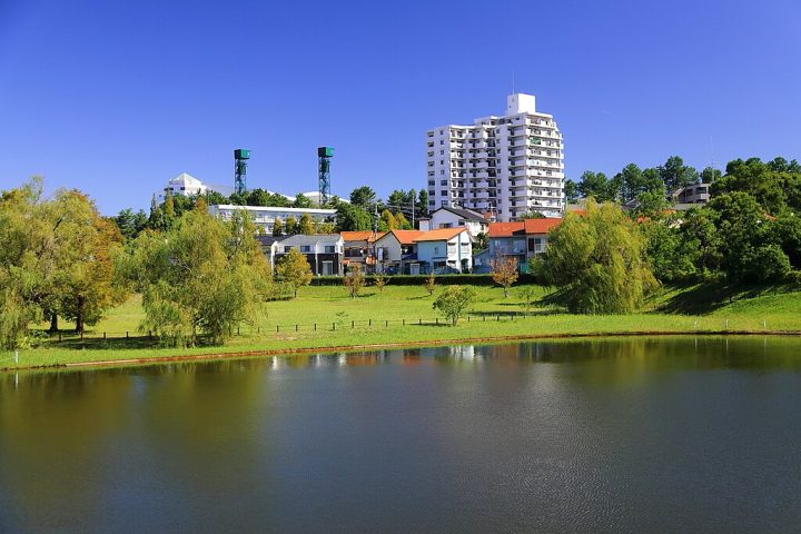 Com uma área total de cerca de 23 km², recebeu o estatuto de cidade apenas em 1º de agosto de 1972.