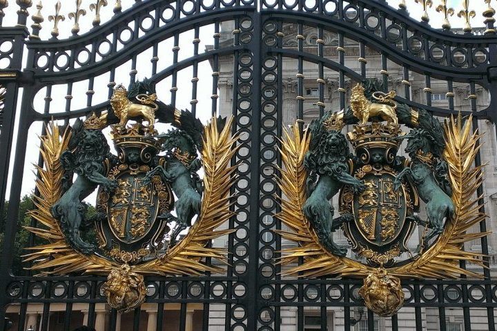 A família dela possui relíquias que teriam pertencido à rainha e a Brown, incluindo um broche e até uma mecha de cabelo.