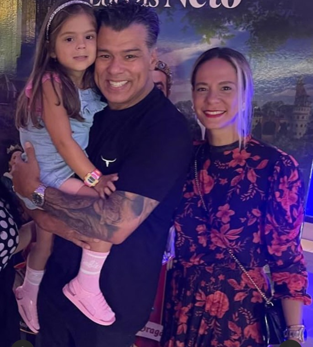 Petra Sá Mattar, filha de Maurício com Fabiana Sá, nasceu em 10 de junho de 1994 . E Ilha Dufau Mattar, a caçula , filha de Shay Dufau, nasceu em 21 de outubro de 2019 . As duas estão com ele na foto.
