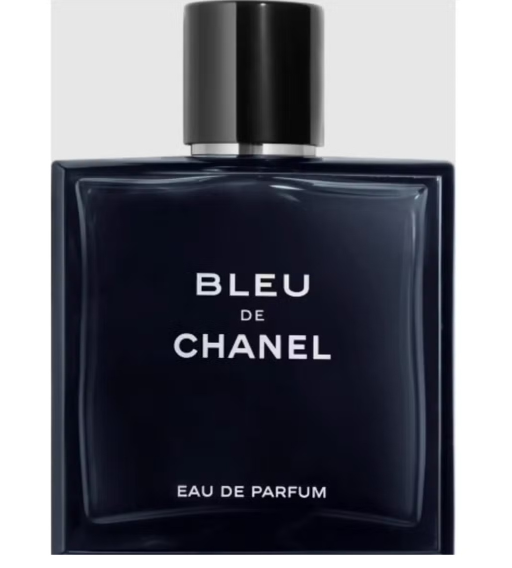 O Bleu de Chanel representa mistério e poder. Aromático e intensamente amadeirado, ele abre com frescor e se prolonga em um acorde precioso, iluminado pelo majestoso sândalo da Nova Caledônia.