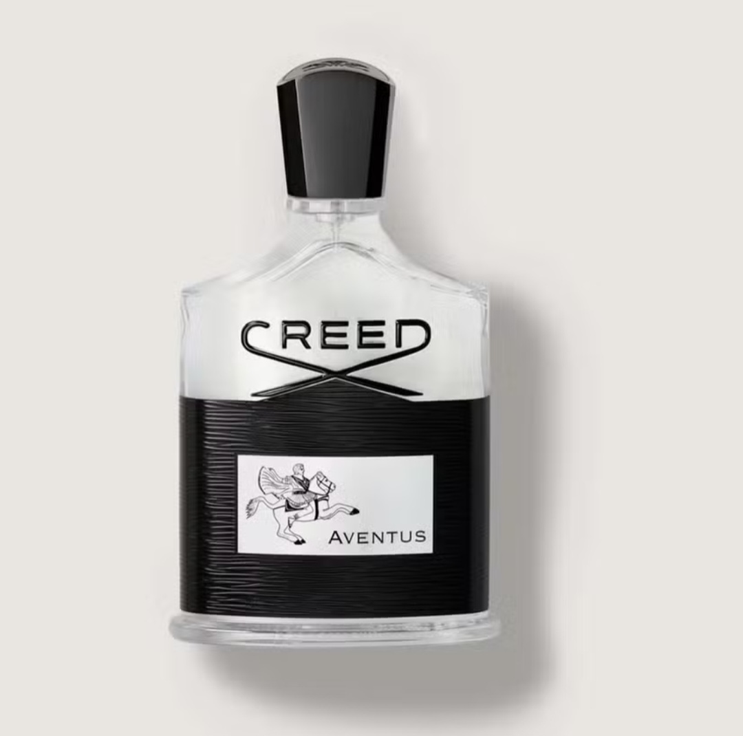 O Creed Aventus, da House of Creed, é uma das fragrâncias mais admiradas do mundo, sendo sinônimo de sofisticação e versatilidade. Possui uma abertura de bergamota da Calábria, limão e pimenta-rosa, que evolui para abacaxi e patchouli.