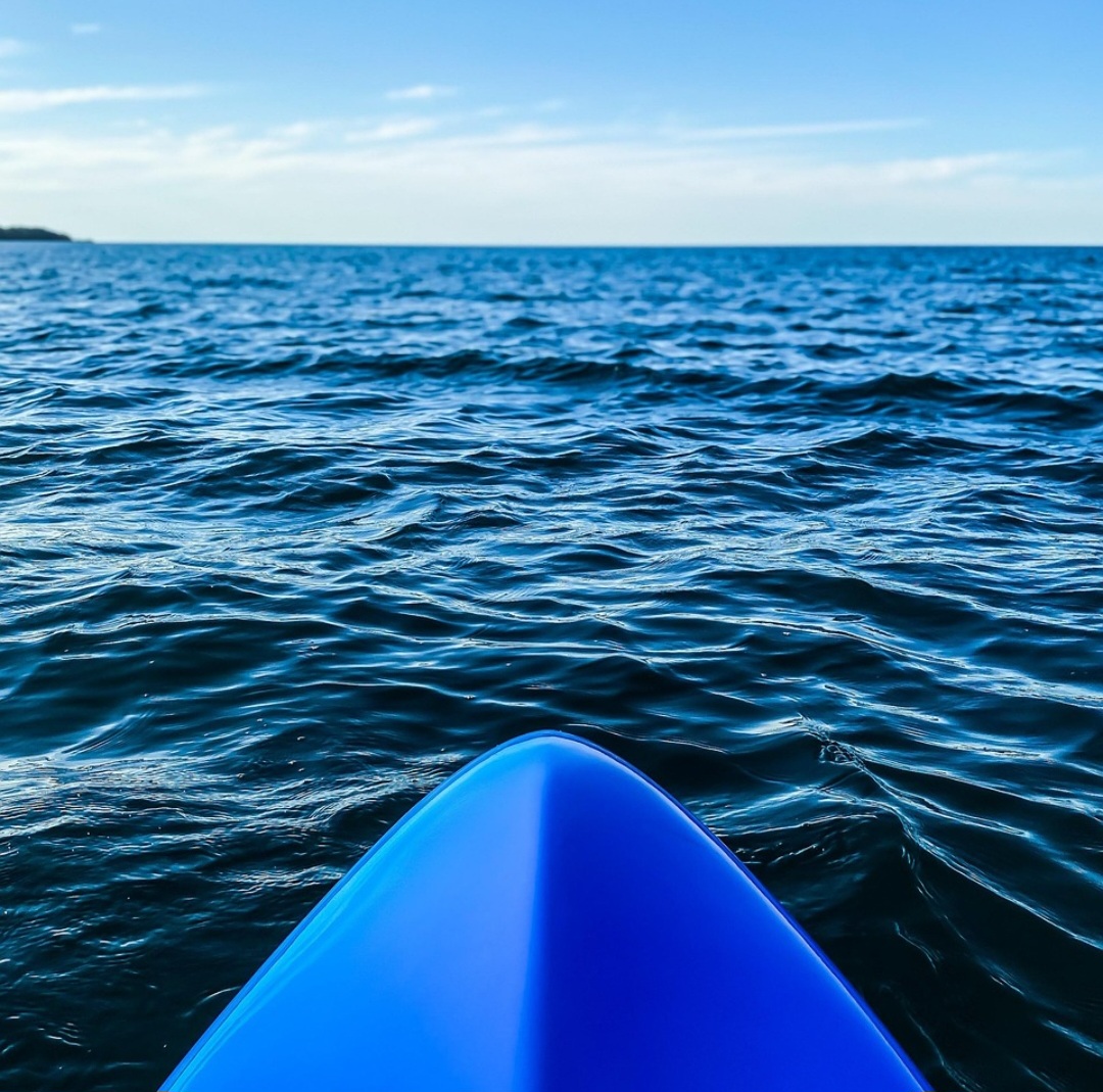 “Enquanto era puxado, vi algo brilhando nas dunas, no extremo norte da praia. Larguei minha pipa e comecei a remar em direção à praia, e foi lá que encontrei a prancha”, contou ao jornal The Guardian.