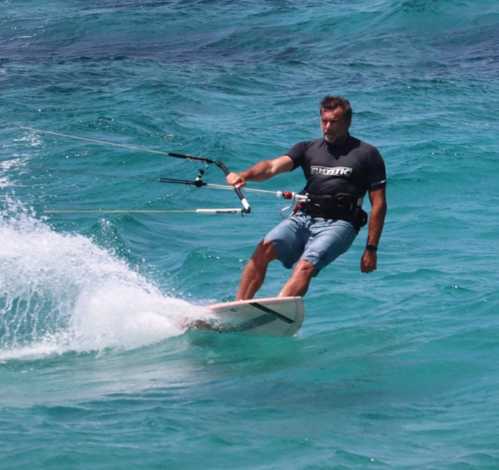 No Wakeboard, o praticante, com os pés presos a uma prancha, é puxado por um barco ou sistema de cabos para realizar manobras na esteira da embarcação ou em obstáculos.